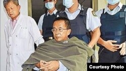 陈水扁在医护人员陪伴下做体检(照片由陈水扁办公室提供 资料照片)