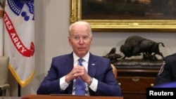 美国总统拜登2021年7月12日在白宫会见司法部长加兰德、执法官员和社区领袖,讨论减少枪支暴力的战略。