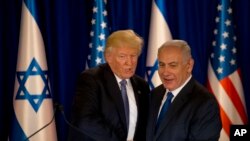 美国总统川普和以色列总理内塔尼亚胡在耶路撒冷握手。（2017年5月22日）