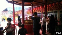 农历除夕,印尼雅加达的华人在金德院烧香祈愿。(美国之音朱诺拍摄,2017年1月27日)