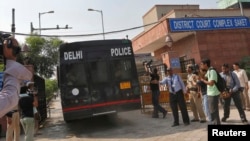 9月10日,一辆警车载着被控去年12月16日在公共汽车上轮奸一名23岁女子的四名男子进入新德里的一个法庭。