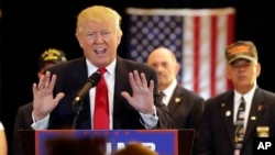 Ứng cử viên tổng thống Đảng Cộng hòa Donald Trump trả lời những câu hỏi về việc quyên góp cho các nhóm cựu chiến binh trong một buổi họp báo ở New York, ngày 31 tháng 5 năm 2016.