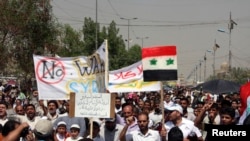 伊拉克宗教和政治领导人萨德尔的支持者8月30日在巴格达的萨德尔城示威,反对美国可能军事打击叙利亚