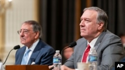 前美国国务卿麦克·蓬佩奥（右）和前国防部长莱昂·帕内塔出席众议院中共问题特设委员会听证会，聚焦讨论北京如何支持美国对手。（美联社，2024年1月30日）