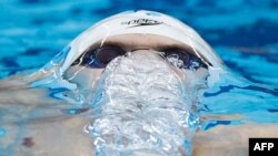 Tay bơi Nga Evgeny Rylov đang tranh tài trên đường đua 200 mét bơi ngửa nam tại Thế vận hội Tokyo 2020