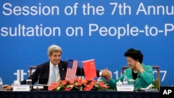 美国国务卿克里和中国国务院副总理刘延东出席第七轮美中人文交流高层磋商全会。(2016年6月7日)