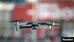 资料照:中国无人机制造公司大疆创新在展示其无人机飞行。(2019年11月13日)