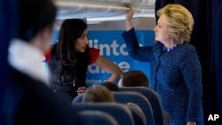 美国民主党总统候选人希拉里·克林顿(右)