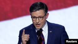 美国国会众议院议长麦克·约翰逊在威斯康星州密尔沃基举行的共和党全国代表大会上发表演说。(2024年7月16日,路透社)