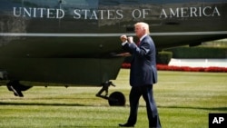 川普星期五(2017年8月4日)在白宫南草坪准备登上“海军一号”直升机前往安德鲁斯空军基地,然后前往新泽西的贝德明斯特休假。
