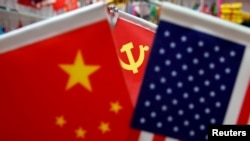 资料照：浙江省一个商场里展示的美国国旗、中国国旗和中共党旗（路透社）