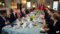 美国国务卿蒂勒森和国防部长马蒂斯与中国国务委员杨洁篪和中共中央军委联合参谋部参谋长房峰辉在美国国务院进行会谈(2017年6月21日,美国国务院图片)