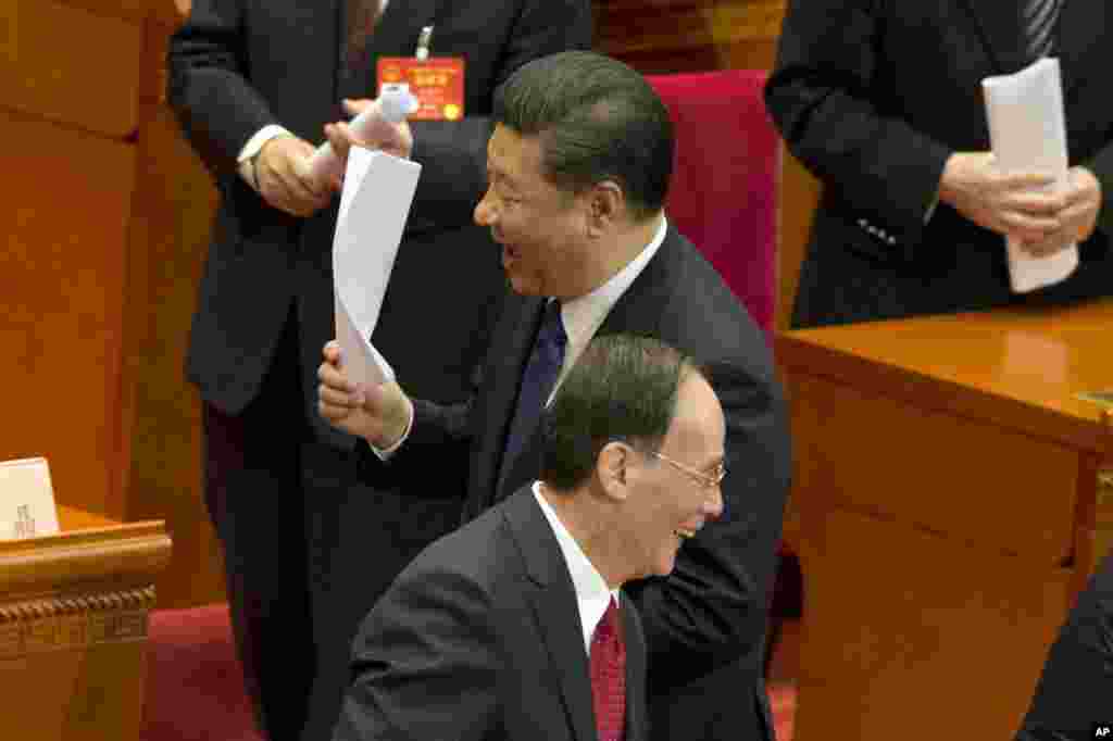 2017年3月13日,在北京人民大会堂举行的中国人民政治协商会议闭幕式上,中国国家主席习近平和中共中央政治局常委王岐山擦肩而过。2018年1月29日,美国华尔街日报援引有关官员的话说,习近平正在为王岐山未来的角色权衡几个选项,包括国家副主席。 一位熟悉共产党运作的人士对美国之音说,共产党历来是“因人设庙”,虽然副主席的职位多为象征性的,但机动性很大。未来王岐山权力如何,全看他和习近平的关系。