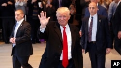 美国当选总统川普(中)离开纽约时报大楼(2016年11月22日)