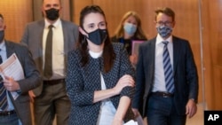 2021年10月4日,新西兰总理阿德恩在惠灵顿出席记者会