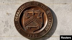 资料照片:2023年1月20日,在华盛顿美国财政部大楼墙壁上的美国财政部铜质印章。