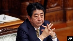 日本首相安倍晋三在东京国会上院参加有关安保法的讨论。(2015年7月27日)