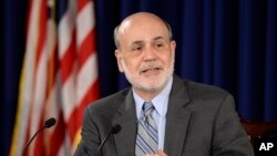 Chủ tịch FED Ben Bernanke phát biểu trong cuộc họp báo tại Cục Dự trữ liên bang tại Washington, ngày 18/9/2013. Ngân hàng trung ương Mỹ đã gây ngạc nhiên cho các nhà đầu tư qua việc tiếp tục áp dụng các biện pháp kích thích kinh tế.