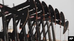 Hệ thống bơm dầu tại vùng mỏ dầu Sakhir của Bahrain trong vùng vịnh Ba Tư