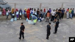 Di dân chờ tại cảng của Lampedusa để lên tàu đến Sicily, nơi họ sẽ được đưa đến các trại khác