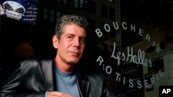 著名厨师和美食节目主持人安东尼·波登(资料照)