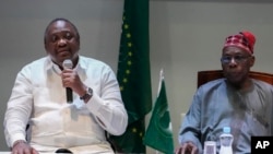 Mokonzi ya kala ya Kenya Kenyatta, G, azali koloba pene na mokonzi ya kala ya Nigeria Olesegun Obasanjo, na masolo ma kimya kati na bakambi na Ethiopie na Tigrée, Nairobi, Kenya, 7 sanza ya zomi na moko 2022. (AP Photo/Khalil Senosi)