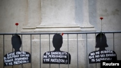 资料照 - 这些悬挂在智利总统府外栏杆上的黑色纸板剪影象代表着2015年智利的圣地亚哥一场抗议集会中在前智利独裁总统奥古斯托·皮诺切特(Augusto Pinochet)执政期间遭受人权迫害的受害者们。