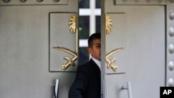 2018年10月9日,一名保安走进沙特阿拉伯驻伊斯坦布尔领馆。