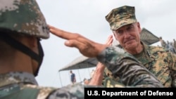 美军参谋长联席会议主席邓福德上将2017年8月访问中国时与解放军互致军礼(美国海军照片)