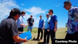 美国驻巴布亚新几内亚大使馆脸书在3月18日贴出白宫国安会资深主任博明与台湾外交部次长徐斯俭日前在所罗门群岛户外勘察的照片 (照片来源:美国驻巴布亚新几内亚大使馆脸书Facebook.com/usembassyportmoresby)