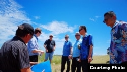 美国驻巴布亚新几内亚大使馆脸书在3月18日贴出白宫国安会资深主任博明与台湾外交部次长徐斯俭日前在所罗门群岛户外勘察的照片 (照片来源:美国驻巴布亚新几内亚大使馆脸书Facebook.com/usembassyportmoresby)