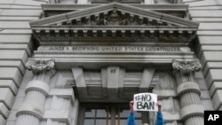 旧金山第九巡回上诉法院外手举“不要禁令”标语的抗议者(资料图)