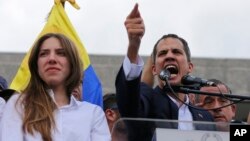 在委内瑞拉首都加拉加斯,反对派领导人瓜伊多在要求总统马杜罗下台的集会上向支持者发表讲话。(2019年3月4日)