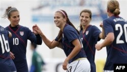 Các nữ tuyển thủ Mỹ mừng bàn thắng thứ hai do Morgan (giữa) ghi vào lưới Phần Lan tại Cúp Algarve, ở Quarteira, Bồ Đào Nha, 7/3/2011