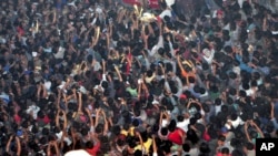 2015年3月5日,印度那加兰邦数千名暴民围着强奸嫌疑人拍照。