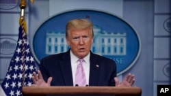 美国总统特朗普4月10日在白宫向媒体介绍美国的抗疫工作进展。