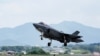 韩国空军一架F-35A战斗机在"乙支自由护盾"联合军演的空中演习中起飞。(2023年8月21日)