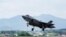 韩国空军一架F-35A战斗机在"乙支自由护盾"联合军演的空中演习中起飞。(2023年8月21日)