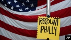 Những người ủng hộ Tổng thống Trump biểu tình đòi kiểm đếm lại phiếu bầu ở Philadelphia, bang Pennsylvania, vào ngày 10/11/2020.