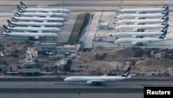 香港爆发新冠疫情后机场停机坪上国泰航空公司停飞的飞机。(2020年3月5日)