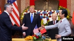 资料照片:美国总统特朗普访问越南期间,两国航空公司负责人签署越南购买美国波音飞机的协议。(2019年2月27日)