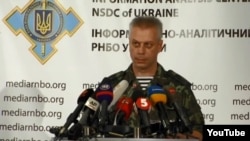 Phát ngôn viên quân đội Ukraine Andriy Lysenko nói rằng lực lượng của Ukraine đã bị tấn công bởi lực lượng vũ trang Nga"