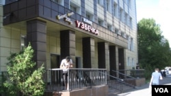 俄罗斯的很多劳工移民都来自乌兹别克斯坦。莫斯科街头的一家乌兹别克小餐馆。(美国之音白桦拍摄)