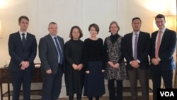 北京维权律师王全璋的妻子李文足(中)