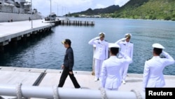 印尼总统佐科·维多多视察纳土纳岛上的军事基地。(2020年1月8日)