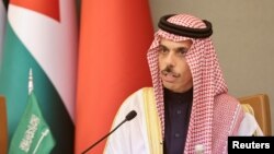 Menteri Luar Negeri Saudi Pangeran Faisal bin Farhan Al-Saud menghadiri konferensi pers di KTT Teluk Arab di Riyadh, Arab Saudi, 9 Desember 2022. (Foto: REUTERS/Ahmed Yosri)