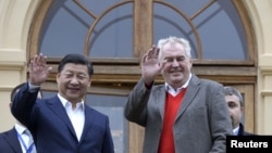 捷克总统泽曼(右)3月28日在首都布拉格附近的拉尼城堡欢迎来访的中国国家主席习近平。