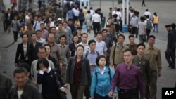 朝鲜平壤早高峰期间上班的人群。(2016年9月28日)