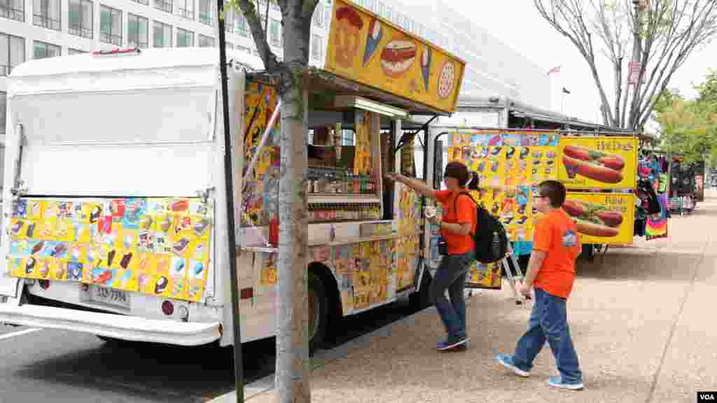 销售热狗的流动餐车(美国之音 亚微拍摄)
