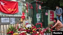 缅甸仰光民众2021年3月1日在街头为前一天遇难示威者献花(路透社)